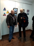 Fernando y Francisco con las obras azules de Fernando
