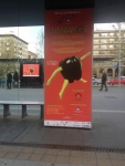 Cartel en las paradas del tranvia