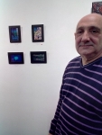 Francisco junto a sus obras.