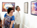 Visitantes contemplando las obras