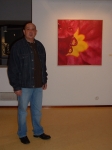 Francisco junto a su obra